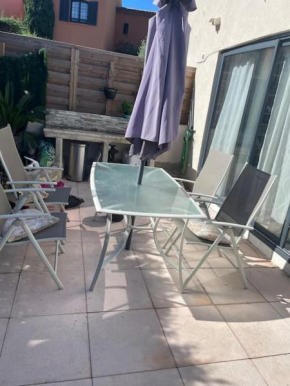 Apt Rez de jardin piscine dans résidence